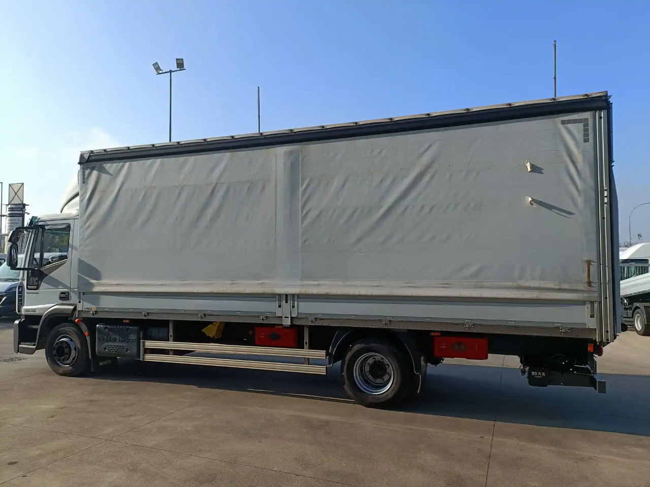 IVECO EUROCARGO 140E28P - شاحنة ذات ستائر جانبية: صورة 5 IVECO EUROCARGO 140E28P - شاحنة ذات ستائر جانبية: صورة 5
