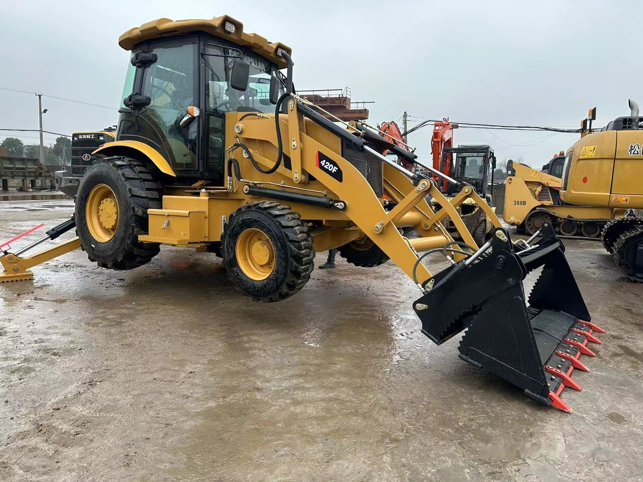 Caterpillar 420F - لودر ذو محراث خلفي/ باكهو: صورة 1 Caterpillar 420F - لودر ذو محراث خلفي/ باكهو: صورة 1