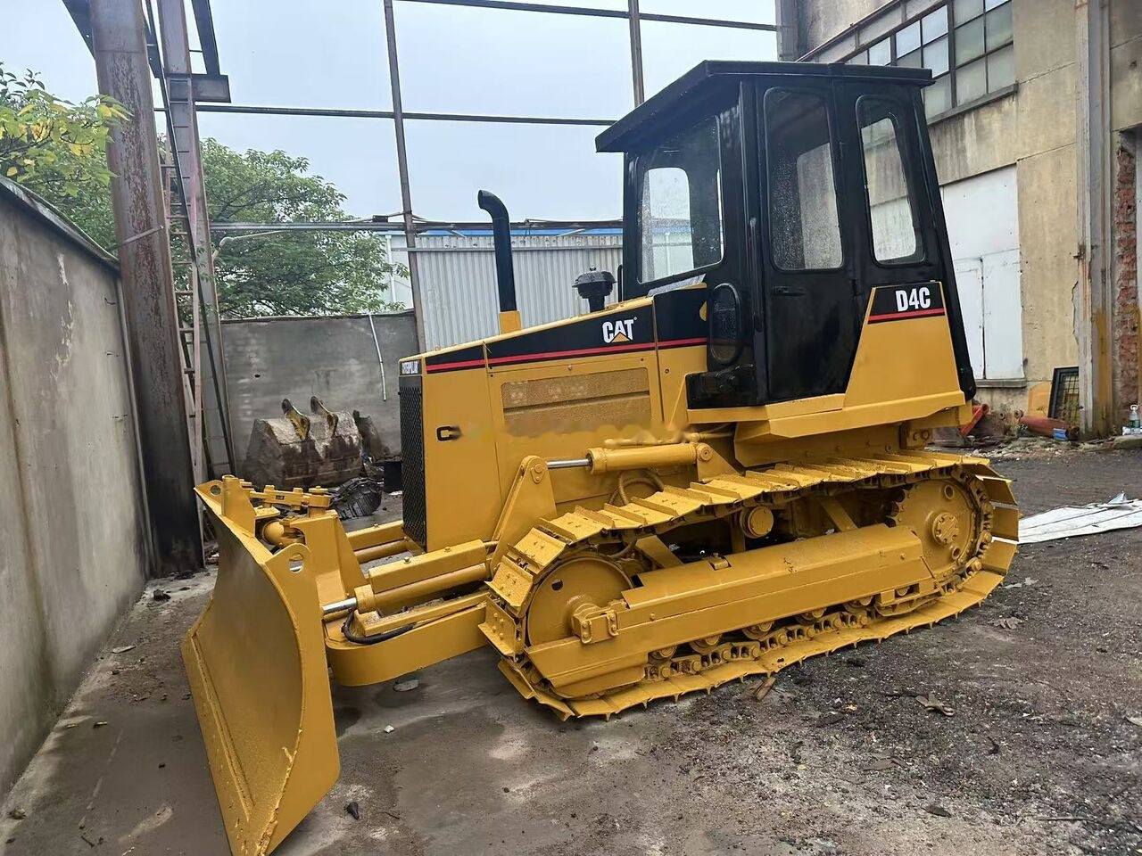 Caterpillar D4C - بلدوزر: صورة 1 Caterpillar D4C - بلدوزر: صورة 1