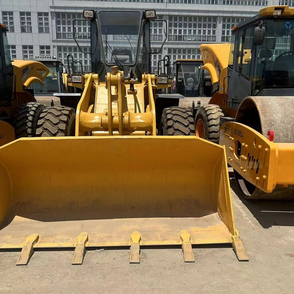 Komatsu WA320 - اللودر بعجل: صورة 1 Komatsu WA320 - اللودر بعجل: صورة 1