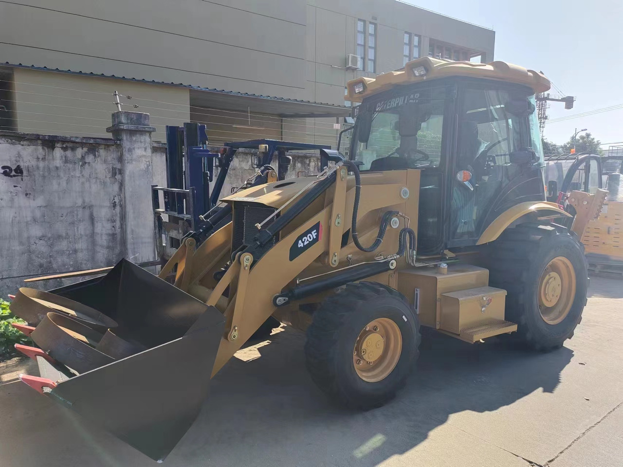 CATERPILLAR 420F - لودر ذو محراث خلفي/ باكهو: صورة 3 CATERPILLAR 420F - لودر ذو محراث خلفي/ باكهو: صورة 3