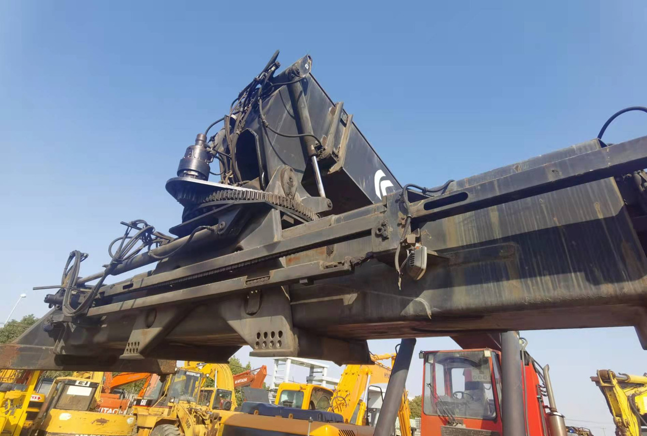 KALMAR DRF450 - آلة حمل الحاويات في الأماكن الصغيرة: صورة 4 KALMAR DRF450 - آلة حمل الحاويات في الأماكن الصغيرة: صورة 4