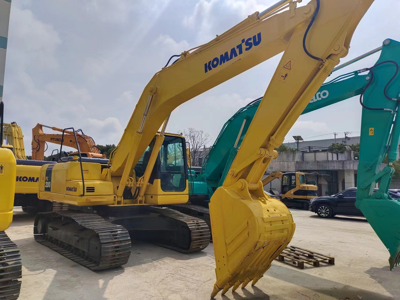 KOMATSU PC200-7 - حفار زاحف: صورة 1 KOMATSU PC200-7 - حفار زاحف: صورة 1