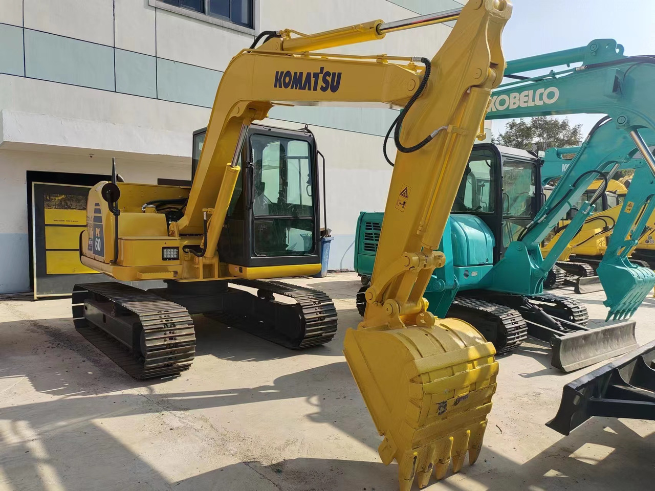 KOMATSU PC60-8 - حفار صغير: صورة 1 KOMATSU PC60-8 - حفار صغير: صورة 1