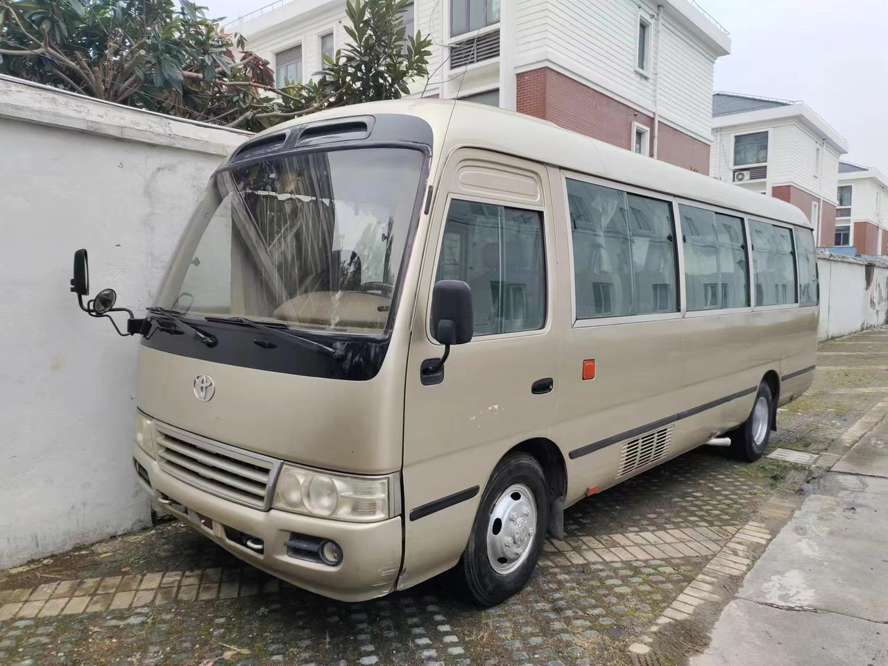 TOYOTA Coaster - حافلة الضواحي: صورة 1 TOYOTA Coaster - حافلة الضواحي: صورة 1