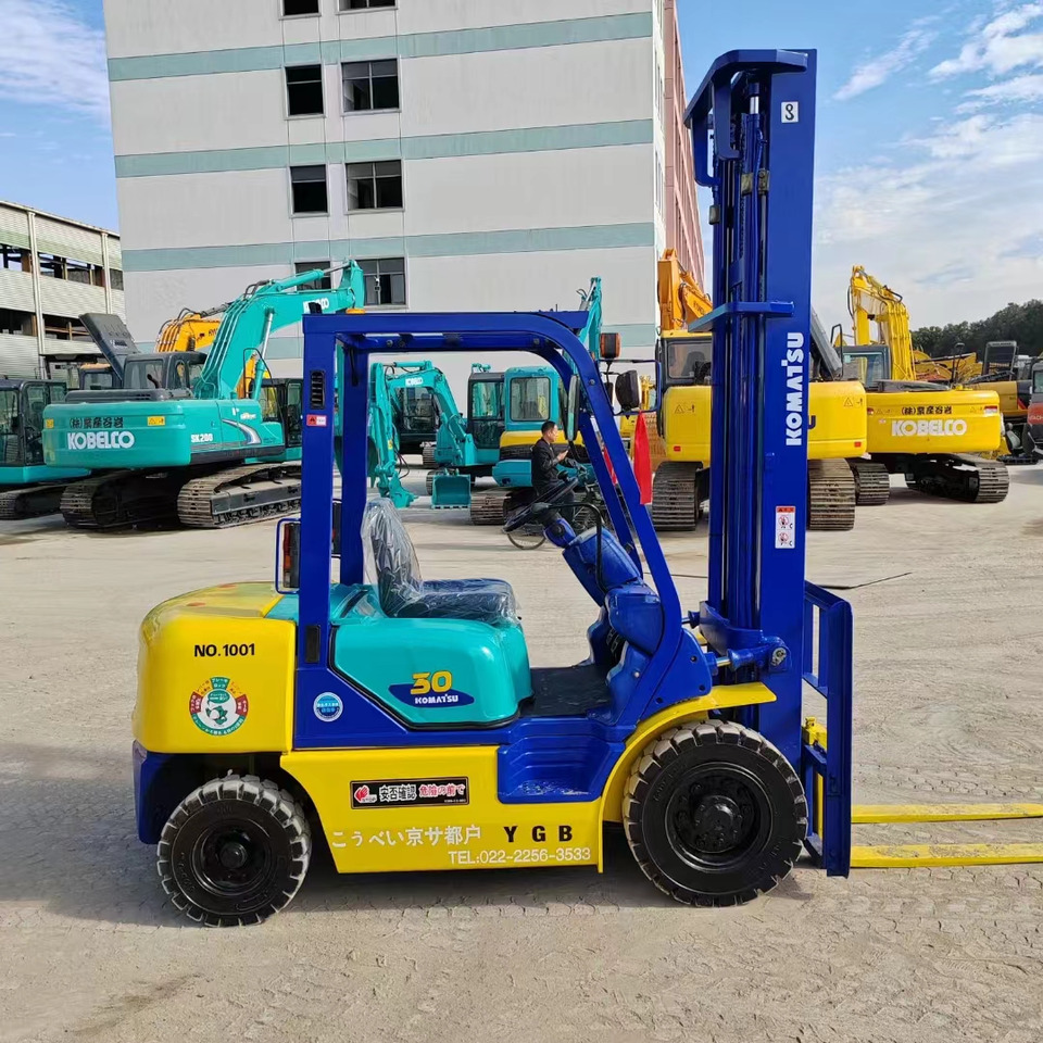 Komastu FD30 forklift 3tons - رافعة شوكية ديزل: صورة 3 Komastu FD30 forklift 3tons - رافعة شوكية ديزل: صورة 3