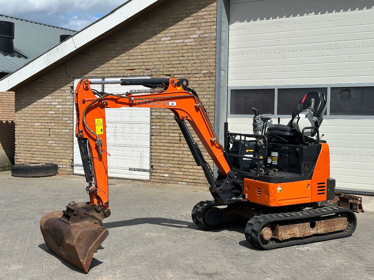 Hitachi ZX19U-6 YR - حفار صغير: صورة 1 Hitachi ZX19U-6 YR - حفار صغير: صورة 1