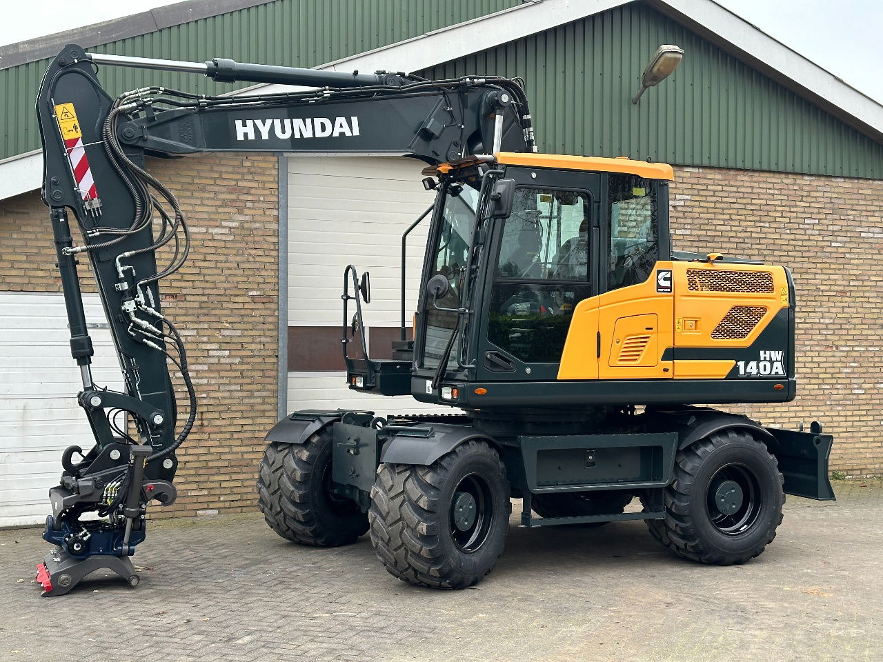 Hyundai HW140A - حفار ذو عجلات: صورة 1 Hyundai HW140A - حفار ذو عجلات: صورة 1