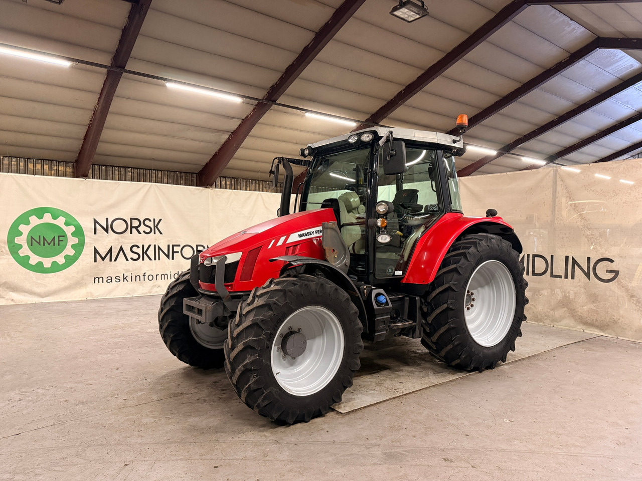 Massey Ferguson 5712SL Inkl ny frontlaster - جرار: صورة 1 Massey Ferguson 5712SL Inkl ny frontlaster - جرار: صورة 1
