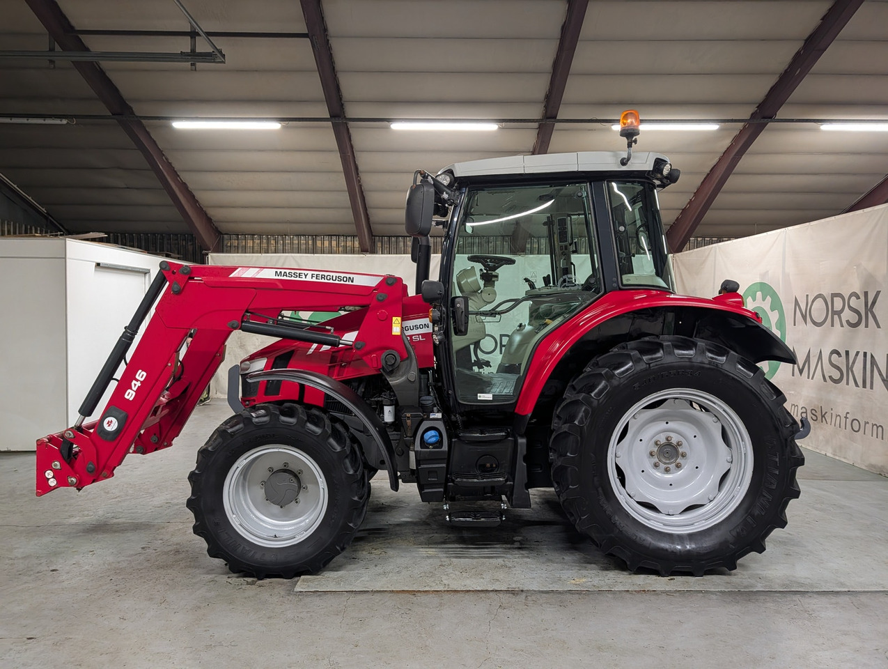 Massey Ferguson 5712SL - جرار: صورة 2 Massey Ferguson 5712SL - جرار: صورة 2