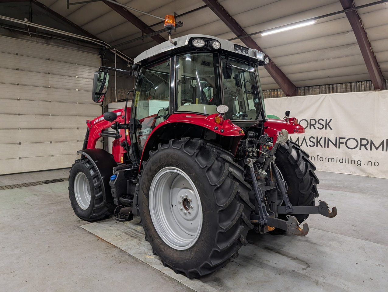 Massey Ferguson 5712S - جرار: صورة 3 Massey Ferguson 5712S - جرار: صورة 3