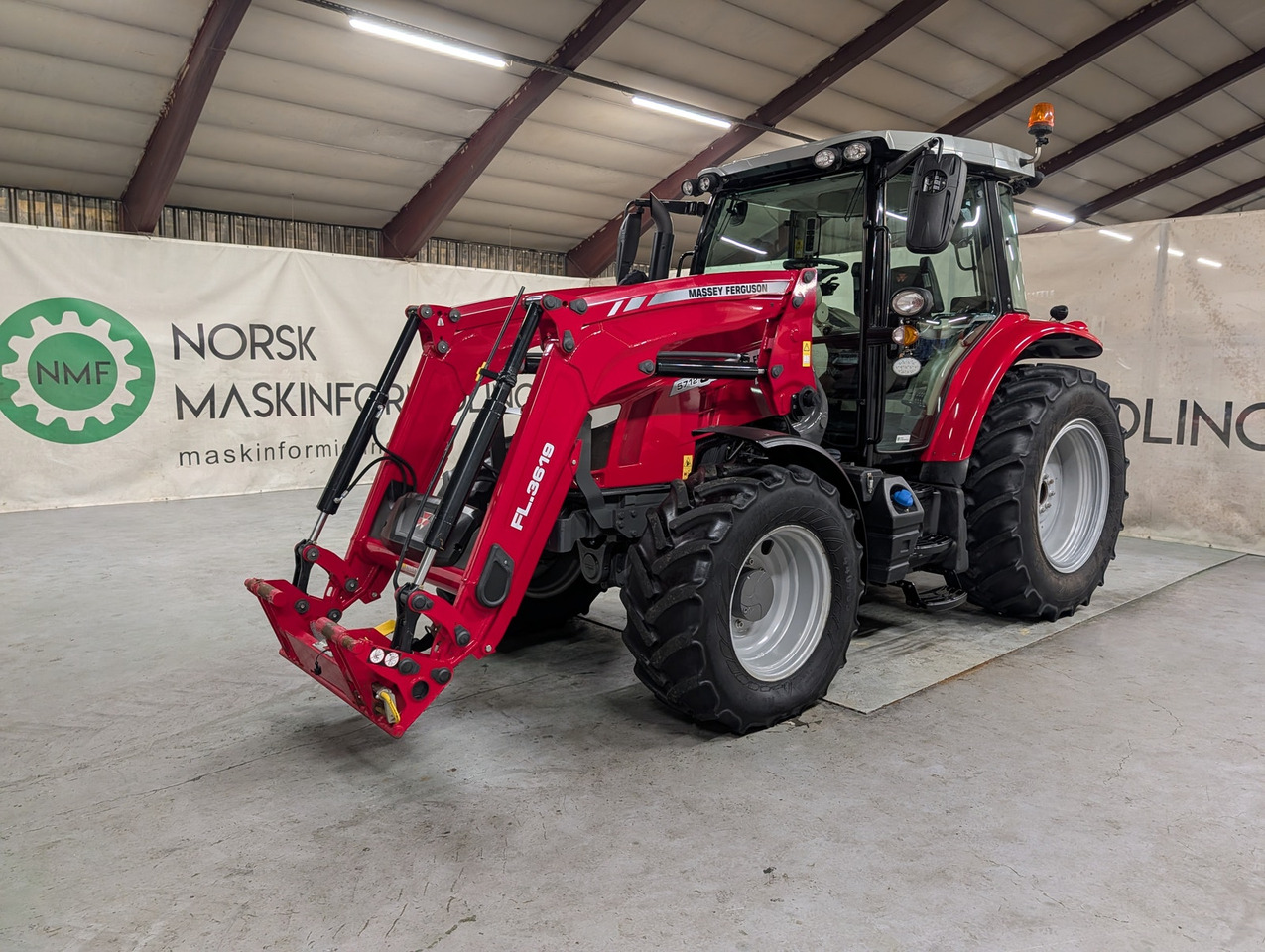 Massey Ferguson 5712S - جرار: صورة 1 Massey Ferguson 5712S - جرار: صورة 1