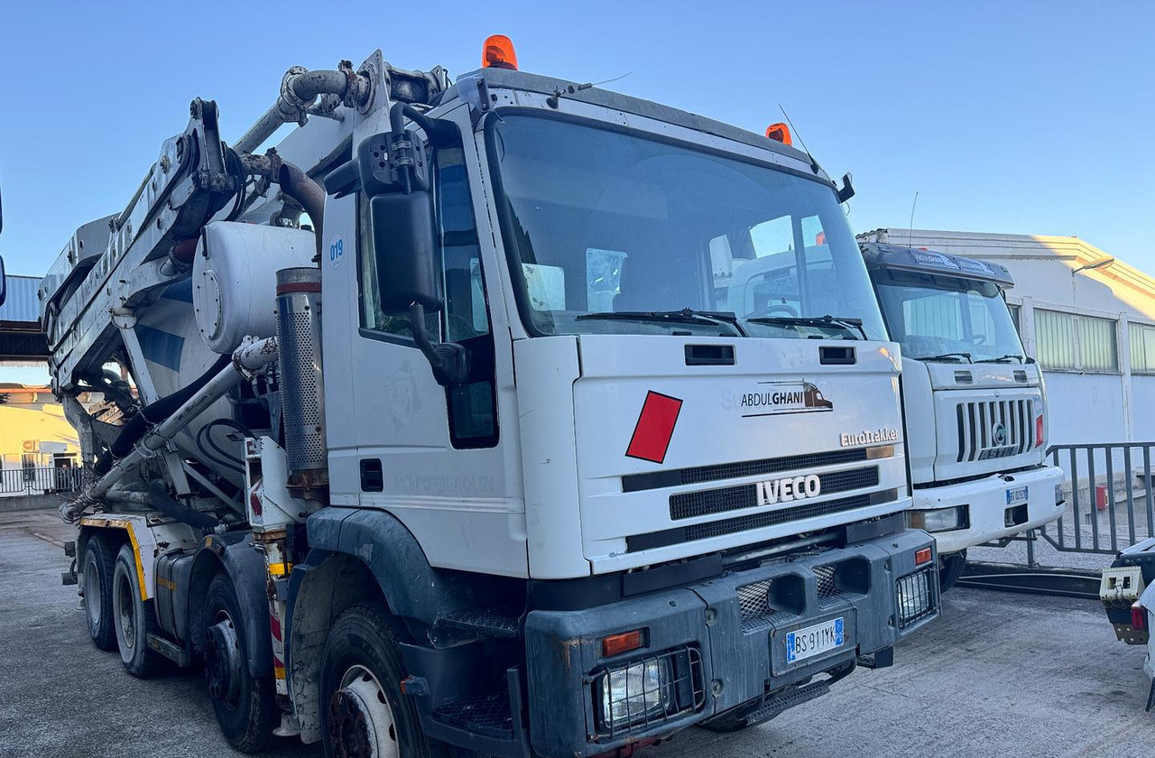 Betonpompa CIFA Iveco Trakker 410E44 - خلاطة مع مضخة: صورة 1 Betonpompa CIFA Iveco Trakker 410E44 - خلاطة مع مضخة: صورة 1