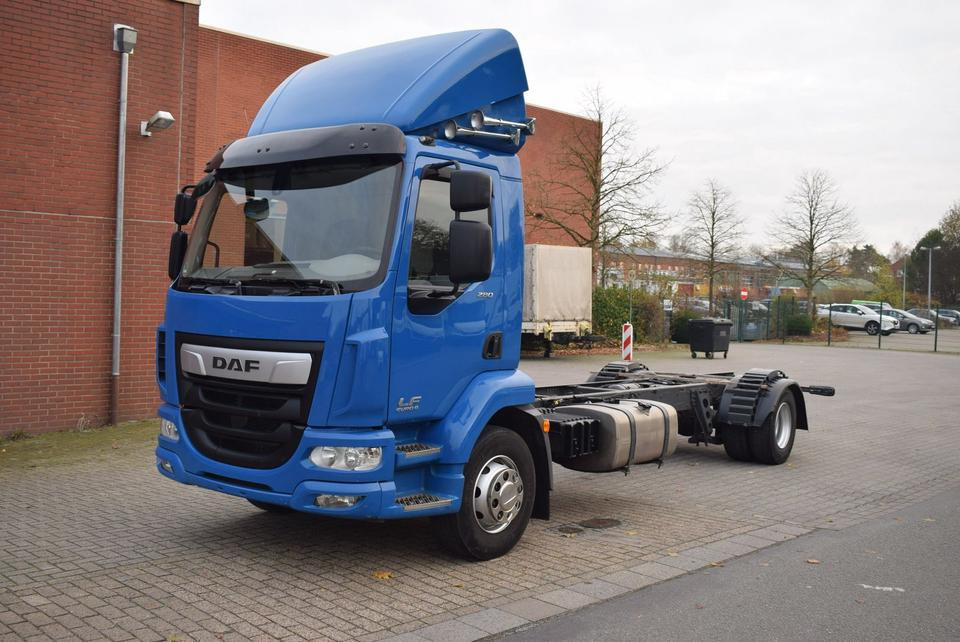 DAF LF 280 Fahrgestell Klima Navi 8-Gang ACC AHK - شاحنة بهيكل معدني للمقصورة: صورة 1 DAF LF 280 Fahrgestell Klima Navi 8-Gang ACC AHK - شاحنة بهيكل معدني للمقصورة: صورة 1