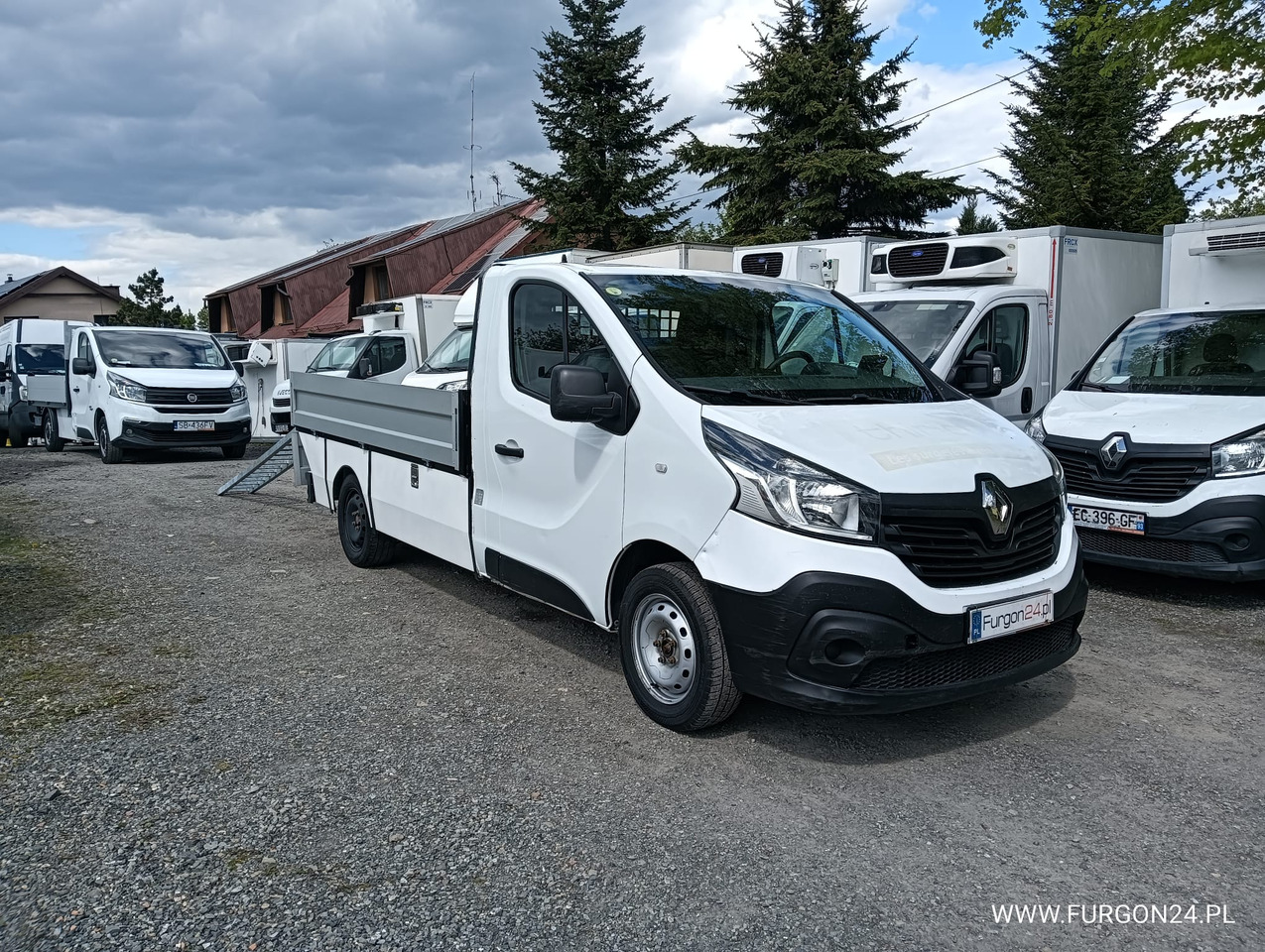 RENAULT TRAFIC SKRZYNIA PAKA Z NAJAZDAMI I PÓŁKAMI NR 689 - شاحنة توصيل مفتوحة: صورة 3 RENAULT TRAFIC SKRZYNIA PAKA Z NAJAZDAMI I PÓŁKAMI NR 689 - شاحنة توصيل مفتوحة: صورة 3