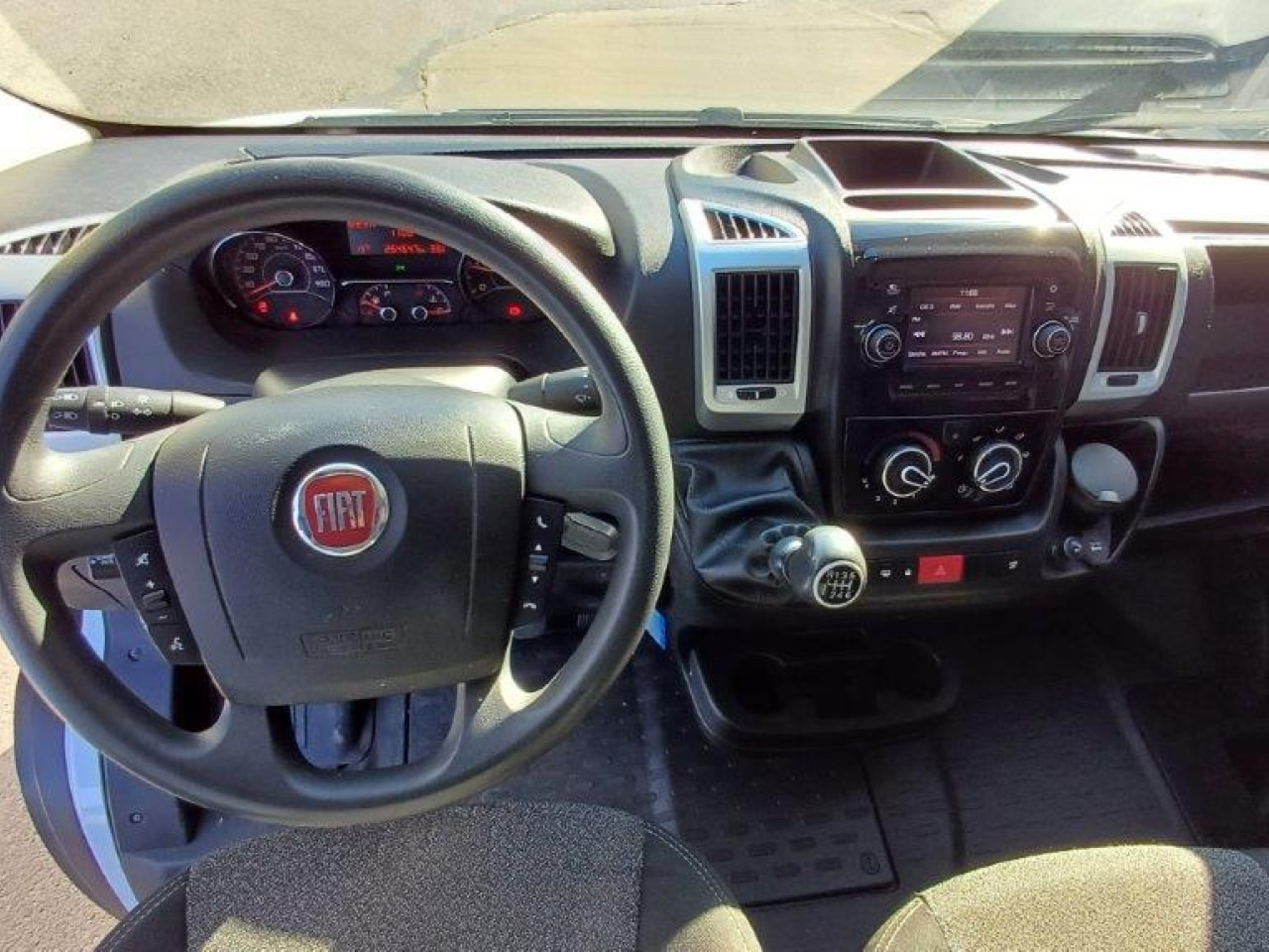 Interior photo 1: فان FIAT Ducato L4H3 Maxi