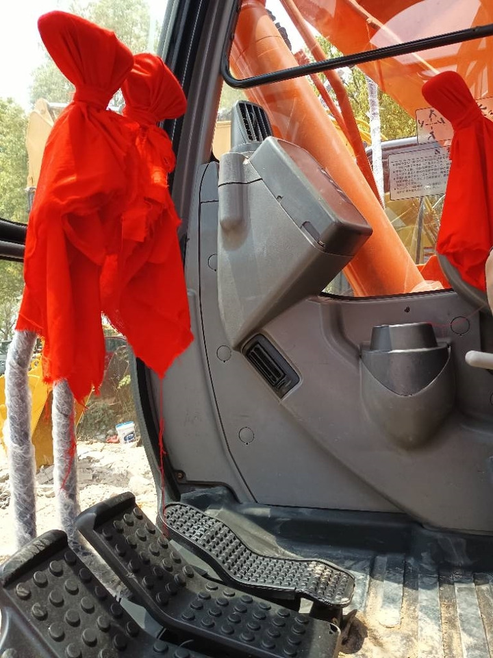 Hitachi ZX 135 U-5 - حفار زاحف: صورة 5 Hitachi ZX 135 U-5 - حفار زاحف: صورة 5