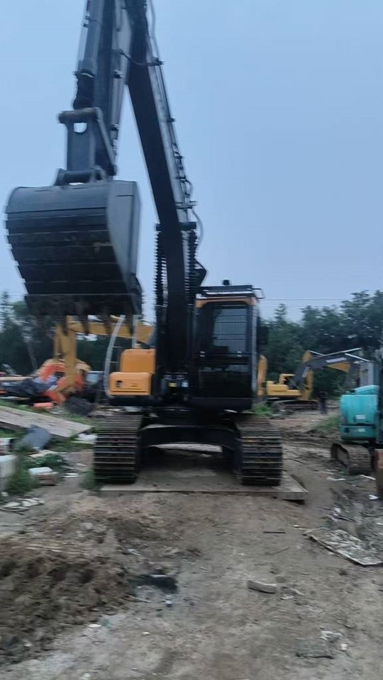 Hyundai HX220S - حفار زاحف: صورة 3 Hyundai HX220S - حفار زاحف: صورة 3