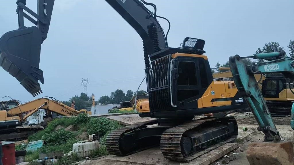 Hyundai HX220S - حفار زاحف: صورة 2 Hyundai HX220S - حفار زاحف: صورة 2