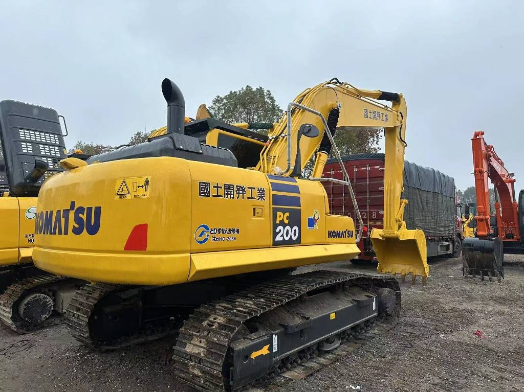 Komatsu PC 200 - حفار زاحف: صورة 1 Komatsu PC 200 - حفار زاحف: صورة 1