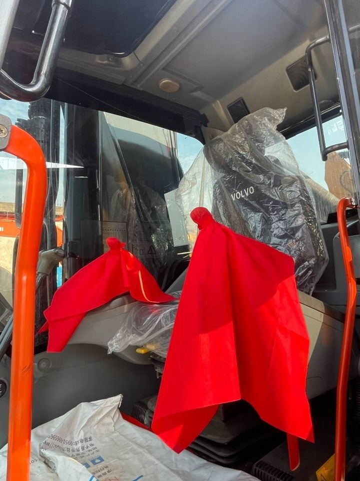 Volvo EC 380 D L - حفار زاحف: صورة 4 Volvo EC 380 D L - حفار زاحف: صورة 4