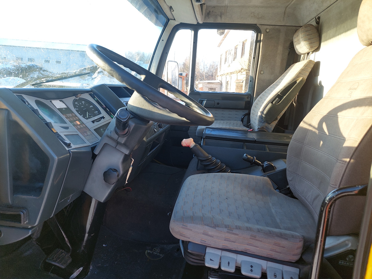 Interior photo 1: شاحنة ذات ستائر جانبية MAN