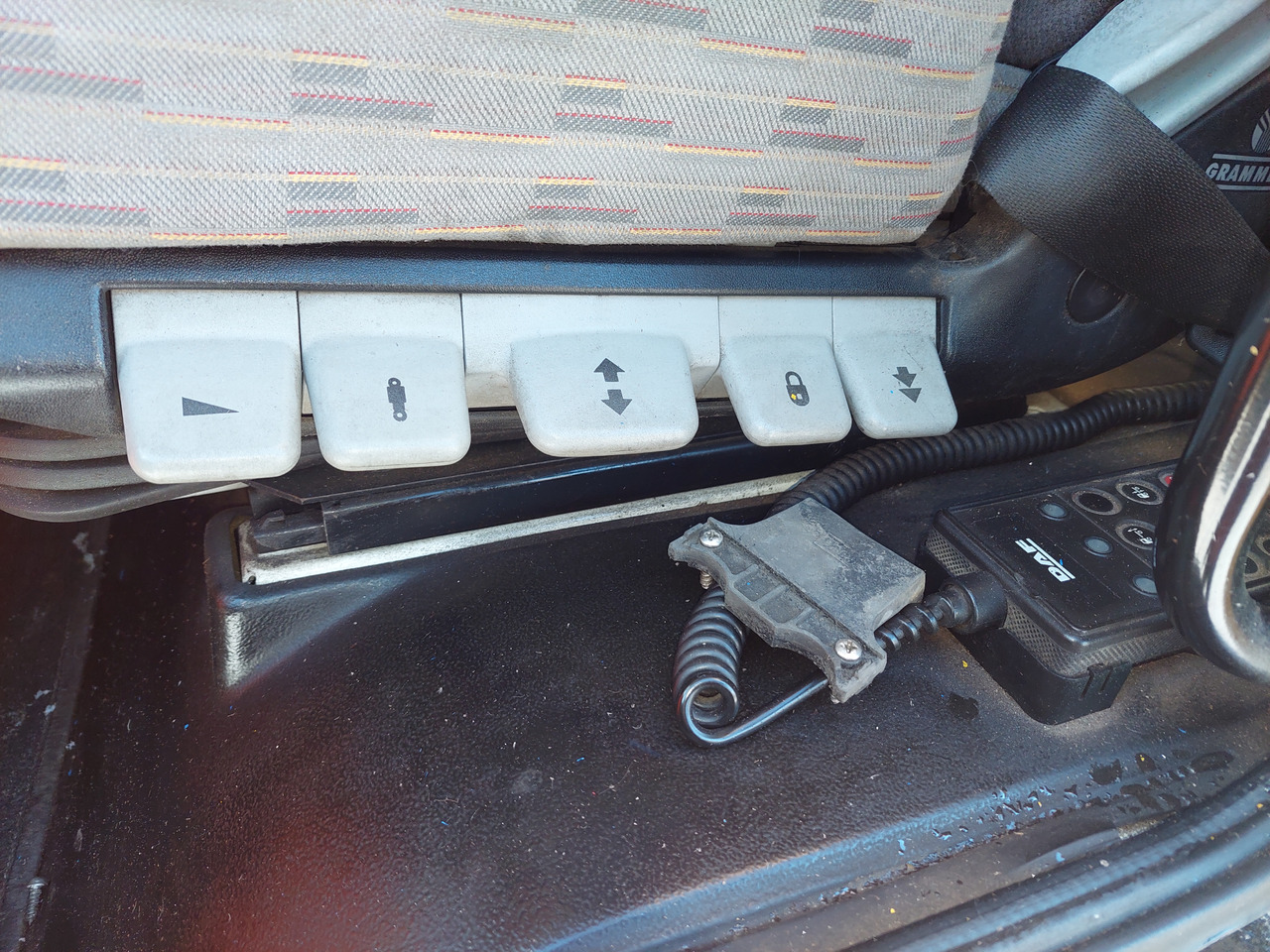 شاحنة ذات ستائر جانبية MAN: صورة 8