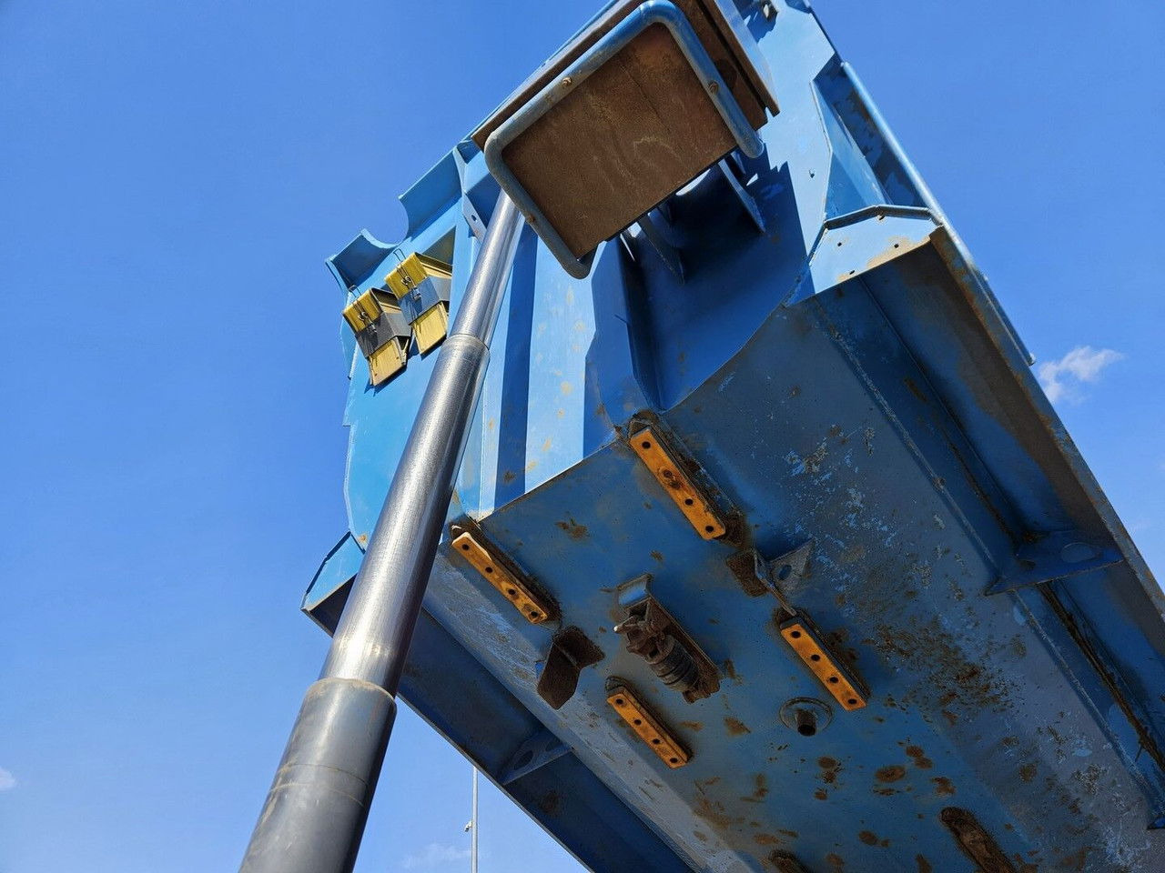 Scania R420 8x4 - Tipper - full spring - 2007 year - شاحنة قلاب: صورة 4 Scania R420 8x4 - Tipper - full spring - 2007 year - شاحنة قلاب: صورة 4