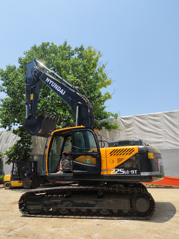 HYUNDAI 225 USED 225LC-9 EXCAVATOR - حفار زاحف: صورة 1 HYUNDAI 225 USED 225LC-9 EXCAVATOR - حفار زاحف: صورة 1