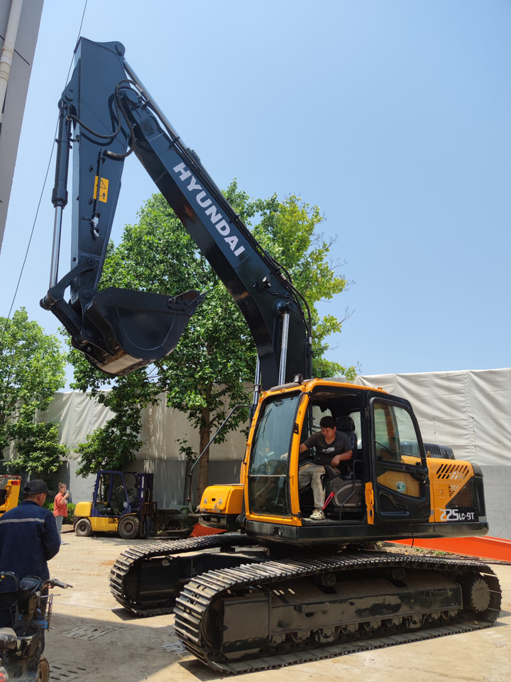 HYUNDAI 225 USED 225LC-9 EXCAVATOR - حفار زاحف: صورة 3 HYUNDAI 225 USED 225LC-9 EXCAVATOR - حفار زاحف: صورة 3