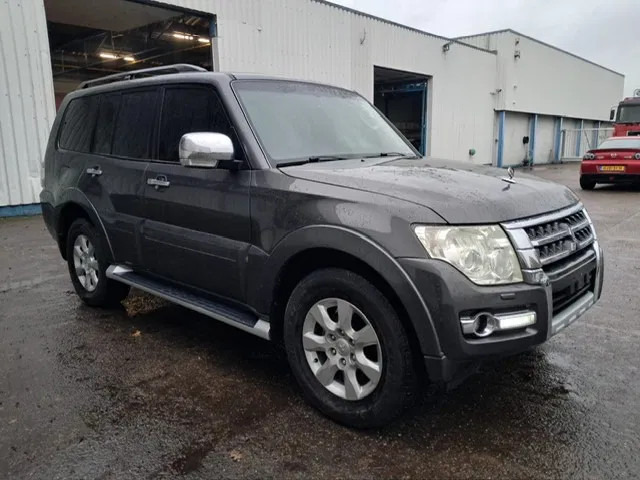Mitsubishi Pajero GLS 3.5 - V6 , 4x4 , 7 Pers., Full Option - سيارة: صورة 4 Mitsubishi Pajero GLS 3.5 - V6 , 4x4 , 7 Pers., Full Option - سيارة: صورة 4