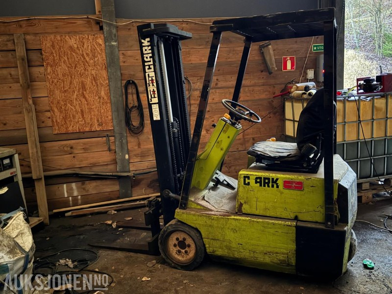 1981 Clark TM12S ELEKTRISK TRUCK M/LADER - معدات المناولة: صورة 2 1981 Clark TM12S ELEKTRISK TRUCK M/LADER - معدات المناولة: صورة 2
