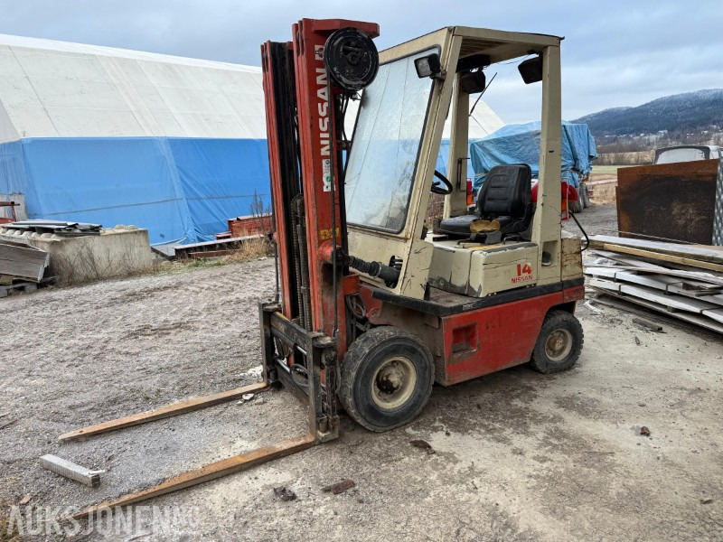 1989 Nissan Gaffeltruck på gass, PH01A14U, 1350kg, 4,75m. Rep.objekt - معدات المناولة: صورة 1 1989 Nissan Gaffeltruck på gass, PH01A14U, 1350kg, 4,75m. Rep.objekt - معدات المناولة: صورة 1