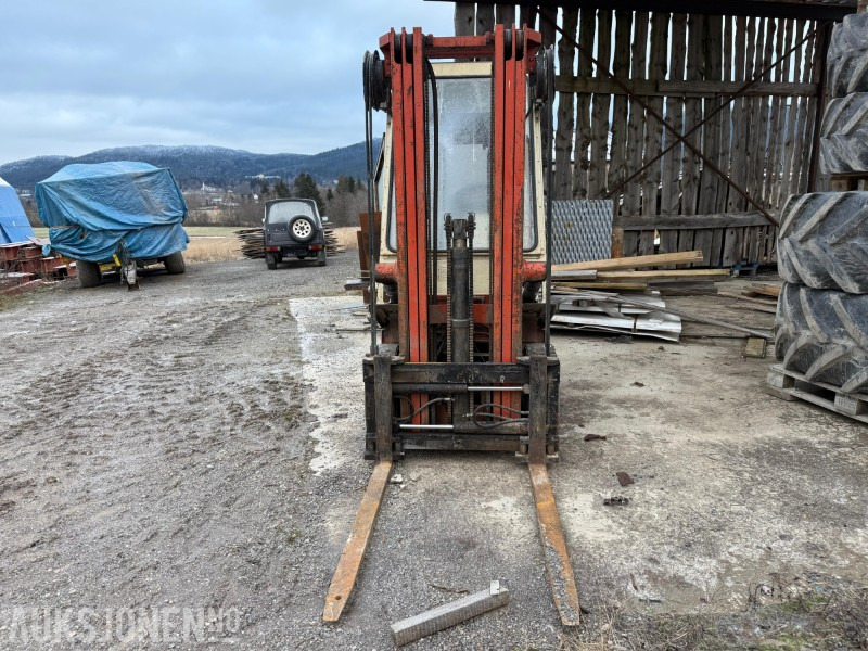 1989 Nissan Gaffeltruck på gass, PH01A14U, 1350kg, 4,75m. Rep.objekt - معدات المناولة: صورة 2 1989 Nissan Gaffeltruck på gass, PH01A14U, 1350kg, 4,75m. Rep.objekt - معدات المناولة: صورة 2