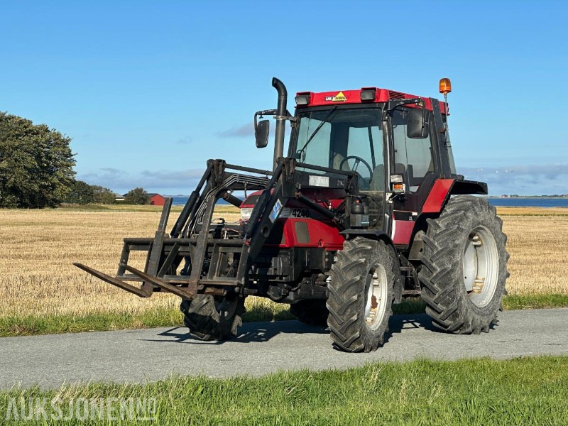 1996 CASE IH 4240 XL Traktor med frontlaster, og utstyr - جرار: صورة 1 1996 CASE IH 4240 XL Traktor med frontlaster, og utstyr - جرار: صورة 1