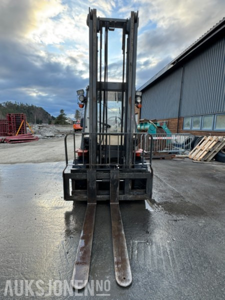 1998 Nissan 35 - Modell WF03A33U - Diesel - Motvektstruck - منصة جومحمولةية: صورة 2 1998 Nissan 35 - Modell WF03A33U - Diesel - Motvektstruck - منصة جومحمولةية: صورة 2