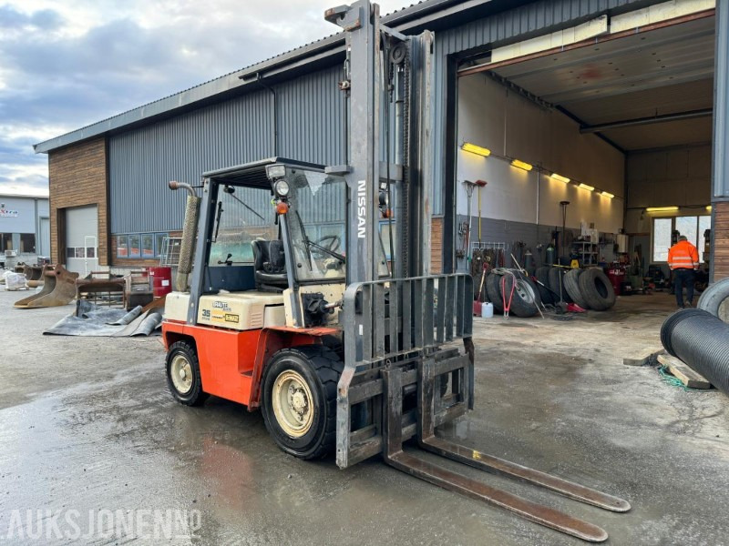 1998 Nissan 35 - Modell WF03A33U - Diesel - Motvektstruck - منصة جومحمولةية: صورة 1 1998 Nissan 35 - Modell WF03A33U - Diesel - Motvektstruck - منصة جومحمولةية: صورة 1