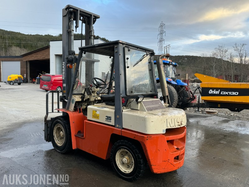 1998 Nissan 35 - Modell WF03A33U - Diesel - Motvektstruck - منصة جومحمولةية: صورة 3 1998 Nissan 35 - Modell WF03A33U - Diesel - Motvektstruck - منصة جومحمولةية: صورة 3