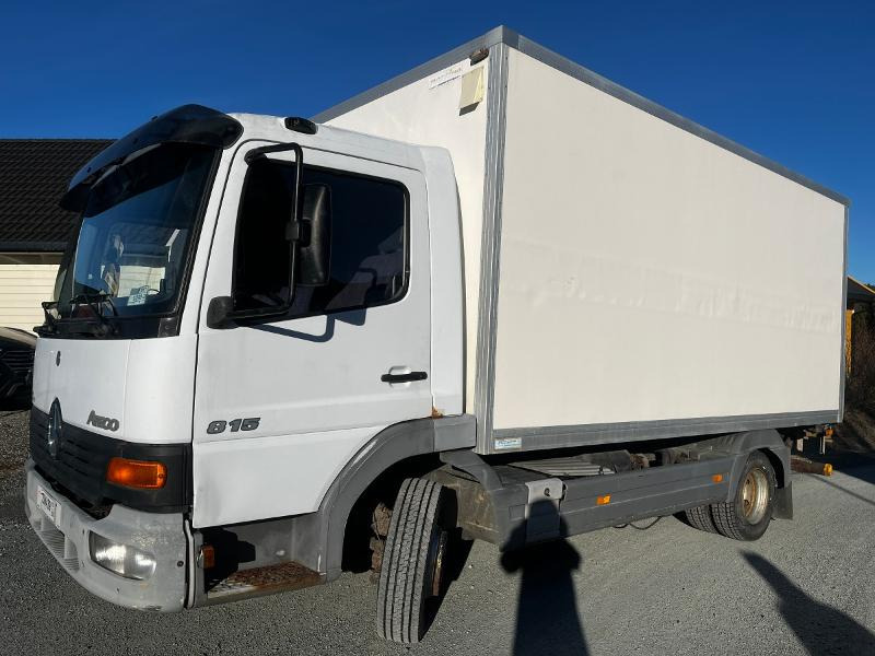 1999 Mercedes-Benz Atego 815 skapbil med lift, 238572 km - شاحنة صندوقية: صورة 1 1999 Mercedes-Benz Atego 815 skapbil med lift, 238572 km - شاحنة صندوقية: صورة 1