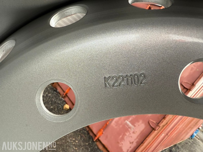 2 paller med 6 dekk og to nye felger - شاحنة: صورة 3 2 paller med 6 dekk og to nye felger - شاحنة: صورة 3