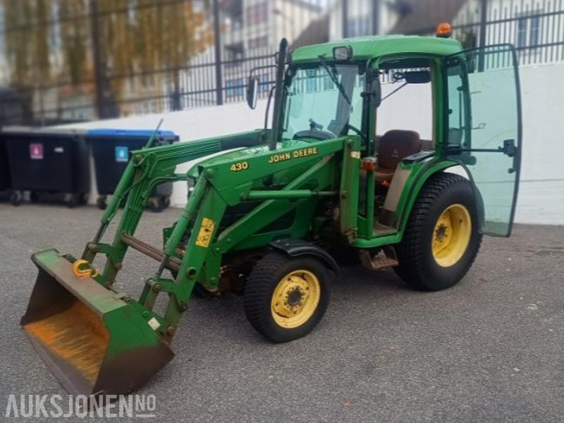 2000 John Deere JD4400 Frontlaster Skuffe Vikplog - جرار: صورة 1 2000 John Deere JD4400 Frontlaster Skuffe Vikplog - جرار: صورة 1