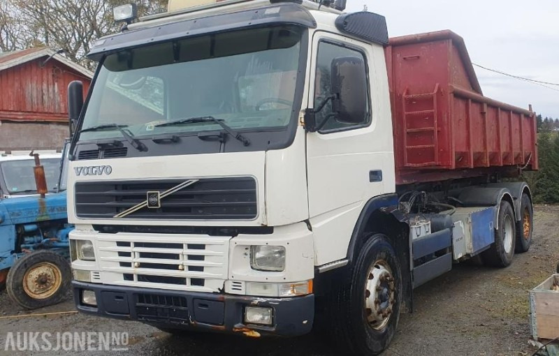 2000 Volvo FM-12 MED KASSE OG MASKINFLAK - شاحنة برافعة خطافية: صورة 1 2000 Volvo FM-12 MED KASSE OG MASKINFLAK - شاحنة برافعة خطافية: صورة 1