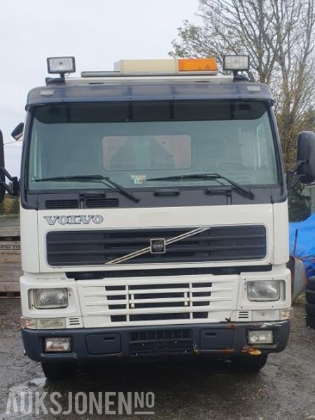 2000 Volvo FM-12 MED KASSE OG MASKINFLAK - شاحنة برافعة خطافية: صورة 2 2000 Volvo FM-12 MED KASSE OG MASKINFLAK - شاحنة برافعة خطافية: صورة 2