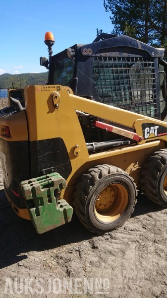 2002 Cat 216 kompaktlaster med motorvarmer - شيول صغير: صورة 4 2002 Cat 216 kompaktlaster med motorvarmer - شيول صغير: صورة 4