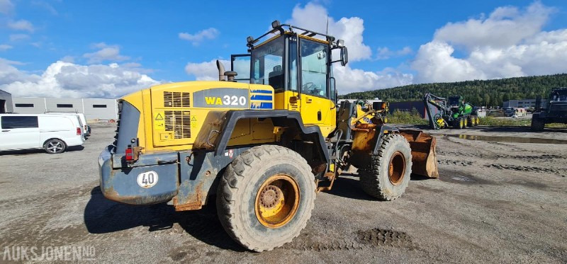 2004 Komatsu WA320, kun 9.000 arbeidstimer! Pallegafler + Skuffe inkludert, 3dje funksjon, SERTIFISERT! - اللودر بعجل: صورة 5 2004 Komatsu WA320, kun 9.000 arbeidstimer! Pallegafler + Skuffe inkludert, 3dje funksjon, SERTIFISERT! - اللودر بعجل: صورة 5
