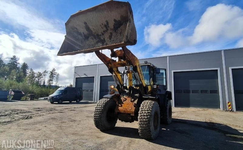2004 Komatsu WA320, kun 9.000 arbeidstimer! Pallegafler + Skuffe inkludert, 3dje funksjon, SERTIFISERT! - اللودر بعجل: صورة 2 2004 Komatsu WA320, kun 9.000 arbeidstimer! Pallegafler + Skuffe inkludert, 3dje funksjon, SERTIFISERT! - اللودر بعجل: صورة 2