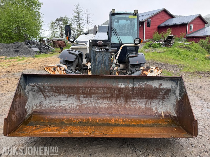 2005 Bobcat T35120SL Teleskoptruck / Teleskoplaster - 4x4x4 - avvatringssylinder - Støttelabber - Hydraulisk redskapslås - Jibb - Skuffe - 2 stk pallegafler - آلة رفع ونقل تلسكوبية: صورة 2 2005 Bobcat T35120SL Teleskoptruck / Teleskoplaster - 4x4x4 - avvatringssylinder - Støttelabber - Hydraulisk redskapslås - Jibb - Skuffe - 2 stk pallegafler - آلة رفع ونقل تلسكوبية: صورة 2