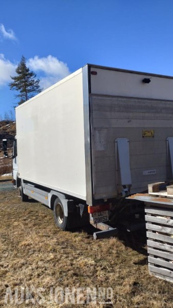 2006 Mercedes-Benz 818/33AT 7,5 skapbil ryggekamera s+v dekk kjetting - شاحنة صندوقية: صورة 5 2006 Mercedes-Benz 818/33AT 7,5 skapbil ryggekamera s+v dekk kjetting - شاحنة صندوقية: صورة 5