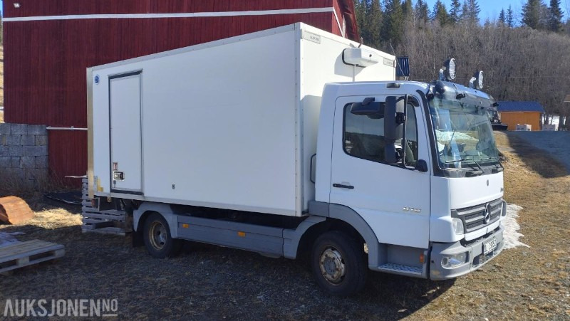 2006 Mercedes-Benz 818/33AT 7,5 skapbil ryggekamera s+v dekk kjetting - شاحنة صندوقية: صورة 3 2006 Mercedes-Benz 818/33AT 7,5 skapbil ryggekamera s+v dekk kjetting - شاحنة صندوقية: صورة 3