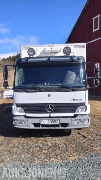 2006 Mercedes-Benz 818/33AT 7,5 skapbil ryggekamera s+v dekk kjetting - شاحنة صندوقية: صورة 2 2006 Mercedes-Benz 818/33AT 7,5 skapbil ryggekamera s+v dekk kjetting - شاحنة صندوقية: صورة 2
